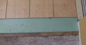 укладка плитки на деревянный пол
