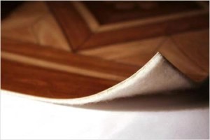 как постелить линолеум на деревянный пол