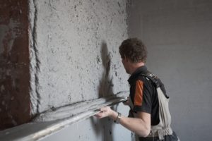 Как правильно штукатурить стены - советы по выравниванию с помощью раствора