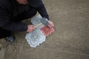 Укладка тротуарной плитки своими руками: пошаговый мастер-класс