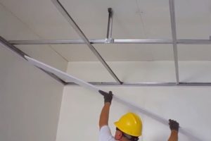 Как сделать потолки из пластиковых панелей своими руками: инструкция, рекомендации и особенности монтажа