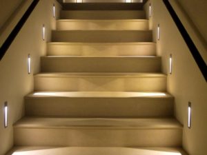 Декорируем лестницу в доме при помощи подсветки ступеней