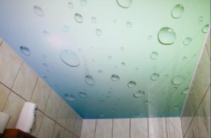 Натяжной потолок в ванной, его плюсы и минусы