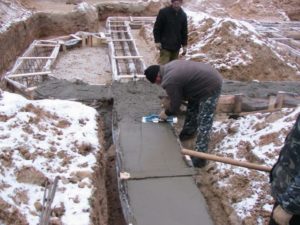 При какой температуре можно заливать бетон: когда можно строить фундамент весной и зимой, заливка в мороз и без подогрева, в дождь