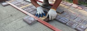 Укладка тротуарной плитки своими руками - облагораживаем участок