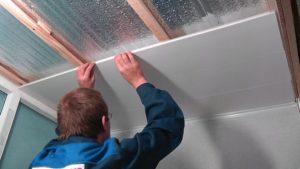 Обшивка потолка пластиковыми панелями: как сделать своими руками
