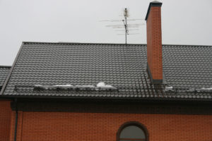 Установка снегозадержателей на крыше из металлочерепицы