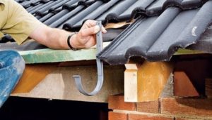 Как установить водостоки если крыша уже покрыта - рассматриваем варианты монтажа